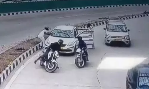 டெல்லியில் பட்டப்பகலில் வழிப்பறி சம்பவம்: இருவர் கைது- போலீஸ் விசாரணை