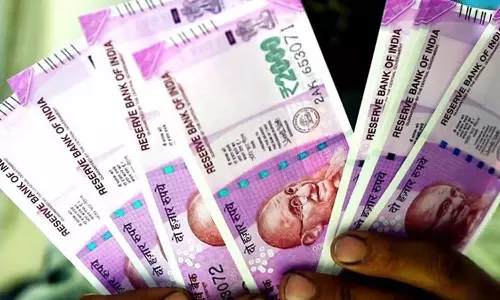 வங்கி மேலாளரிடம் போலி 2,000 ரூபாய் நோட்டு வழங்கி ரூ.90 லட்சம் மோசடி- 2 பேர் கைது