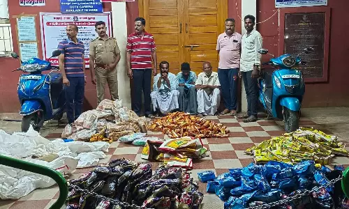 சத்தியமங்கலம் அருகே ரூ.4 லட்சம் மதிப்பிலான போதைப்பொருட்கள் கடத்தி வந்த 3 பேர் கைது