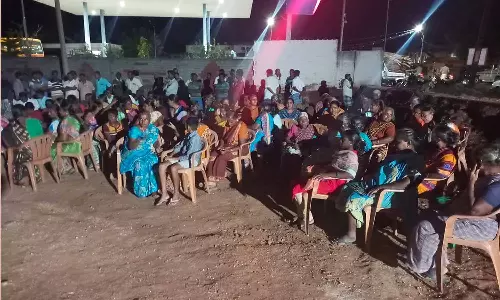 கீழ்பவானி வாய்க்காலில் கான்கிரீட் தளம் அமைப்பதை கண்டித்து விவசாயிகள் விடிய, விடிய காத்திருப்பு போராட்டம்