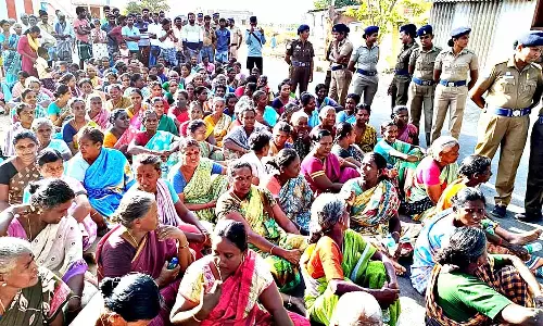 பஞ்சாயத்து துணை தலைவருக்கு பொறுப்பு வழங்கியதற்கு எதிர்ப்பு தெரிவித்து பொதுமக்கள் திடீர் மறியல்