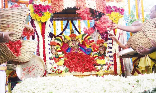 திருப்பதி கோவிந்தராஜசாமி கோவிலில் 3 டன் மலர்களால் புஷ்ப யாகம்: உற்சவர்கள் வீதி உலா