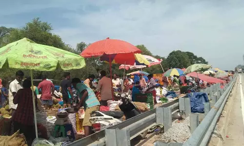 4 வழிச்சாலையில் இயங்கிய மதகடிப்பட்டு வாரச்சந்தை