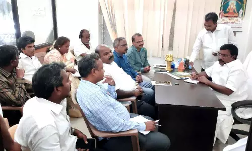 சாலை அமைக்க இடையூறாக உள்ள ஆக்கிரமிப்புகளை அகற்ற வேண்டும்