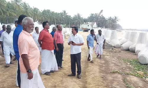 பொழிக்கரையில் ரூ.9 கோடி செலவில் அமைக்கப்பட்டு வரும் தூண்டில் வளைவு பணியை பார்வையிட்ட தளவாய்சுந்தரம் எம்.எல்.ஏ.