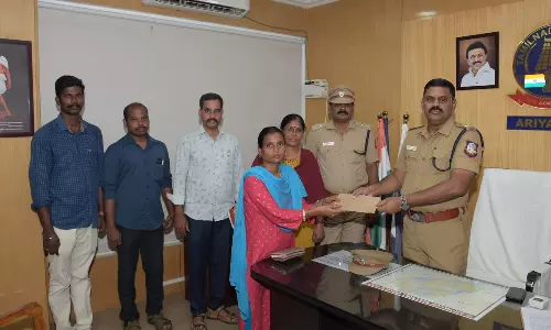 இணைய மோசடி மூலம் இழந்த ரூ.3 லட்சத்தை மீட்டு உரியவரிடம் மீண்டும் ஒப்படைத்த அரியலூர் காவல் துறையினர்