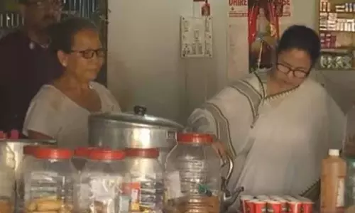 உள்ளாட்சி தேர்தலையொட்டி டீ போட்டு கொடுத்து வாக்கு சேகரித்த மம்தா பானர்ஜி