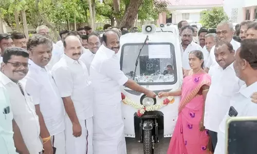 11 ஊராட்சிகளுக்கு குப்பைகளை ஏற்றிச்செல்லும் மின்கல சுமை தூக்கும் வாகனம்: வசந்தம் கார்த்திகேயன் எம்.எல்.ஏ. வழங்கினார்