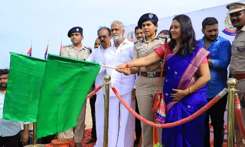 காசிமேடு கடலில் படகு போட்டி அமைச்சர் சேகர்பாபு தொடங்கி வைத்தார்