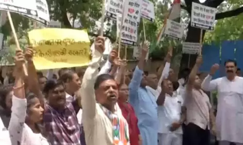 மின்கட்டணம் உயர்வு- டெல்லியில் காங்கிரஸ் ஆர்ப்பாட்டம்