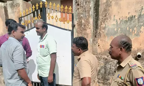 பள்ளி வாகனத்தை வழிமறித்து 3 வயது சிறுவனை கடத்திய மர்ம கும்பல்