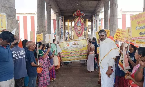 இறைபணி மன்றம் சார்பில் திருப்போரூர் கந்தசாமி கோவிலில் உழவாரப்பணி