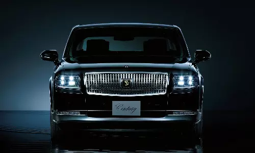 நா ரெடி.. ரோல்ஸ் ராய்ஸ்-க்கு போட்டியை ஏற்படுத்தும் டொயோட்டா செஞ்சுரி எஸ்யுவி!