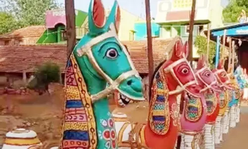 கோவில் திருவிழாவிற்கு குதிரைகள் செய்யும் பணி மும்முரம்