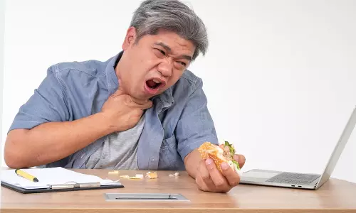 பேசிக்கொண்டே சாப்பிட்டால் தொண்டையில் உணவு சிக்குவது ஏன்? இதனால் உயிருக்கு ஆபத்தா?