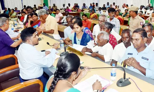 முதல்-அமைச்சர் தனிப்பிரிவு மனுக்கள் மீது கவனம் செலுத்த வேண்டு-கலெக்டர்