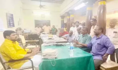 முத்தியால்பேட்டை மின்துறை அலுவலகத்தில்  திடீர் ஆய்வு செய்த எம்.எல்.ஏ.