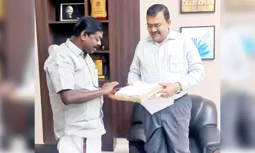 பொதுமக்களின் கோரிக்கை மனுக்களை  கலெக்டரிடம் வழங்கிய தி.மு.க. மாவட்ட செயலாளர்