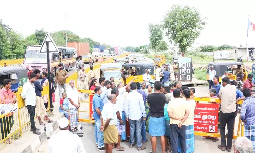 கால்வாய் கட்டாமல் சாலை அமைக்க எதிர்ப்பு தெரிவித்து மறியல்