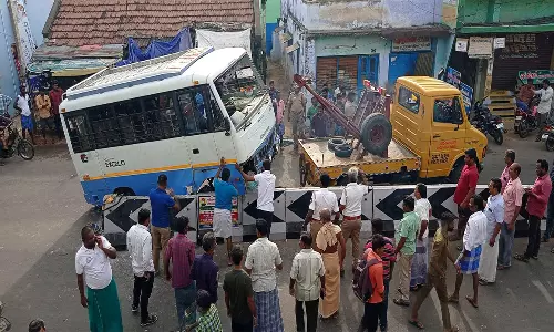 ரோட்டில் தனியார் பள்ளி வேன் கவிழ்ந்து 3 மாணவர்கள் காயம்