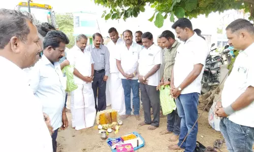 சாலை அகலப்படுத்தும் பணிக்கு பூமிபூஜை