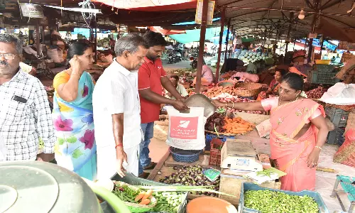 ஈரோடு வ.உ.சி.காய்கறி மார்க்கெட்டில் பச்சை மிளகாய் கிலோ ரூ.130-க்கு விற்பனை