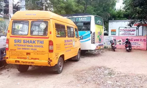 அவிநாசியில் உரிமம் இல்லாமல் இயங்கிய தனியார் பள்ளி வாகனம் பறிமுதல்