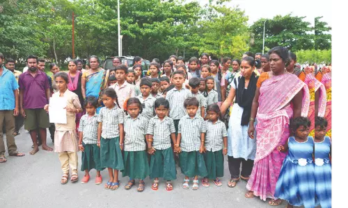 யானைகள் நடமாட்டத்தின் அச்சத்தால் பள்ளிக்கு செல்ல பஸ் வசதி வேண்டும்