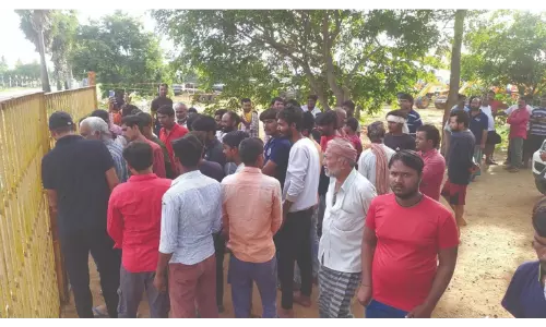 வடமாநில தொழிலாளர்கள் உள்ளிருப்பு போராட்டம்