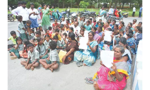 40 குடும்பத்தினர் கலெக்டர் அலுவலகத்தில் தர்ணா