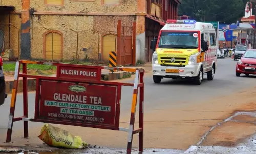 ஊட்டி நுழைவுவாயில் பகுதியில் பாய்ந்தோடும் கழிவுநீர்