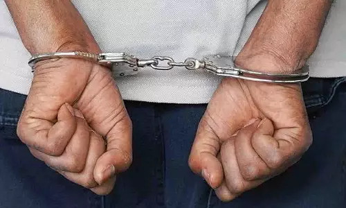 மோட்டார் சைக்கிளில் வைத்திருந்த ரூ.2 லட்சம் பணத்தை திருடிய வாலிபர் கைது