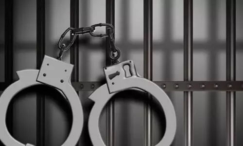 ஆரணி ஆற்றில் மோட்டார் சைக்கிளில் மணல் கடத்திய வாலிபர் கைது