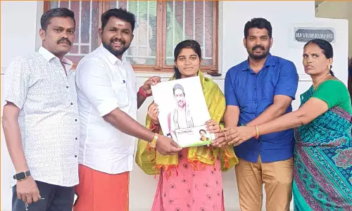 ஓ.பி.எஸ்.சின் மகன் வி.ப. ஜெய பிரதீப் சார்பில் மாணவிக்கு உதவித்தொகை - கனிஷ்கா சிவக்குமார் வழங்கினார்