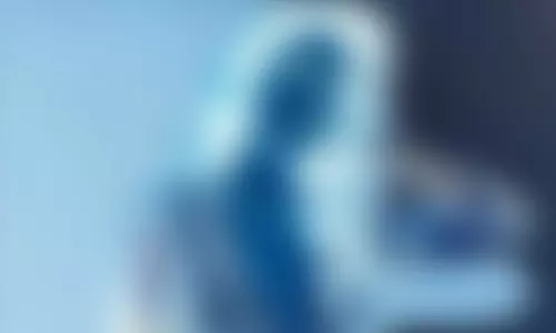 வாய்ப்புக்காக பார்ட்டி வைத்து ஹீரோக்களை மயக்கும் நடிகை