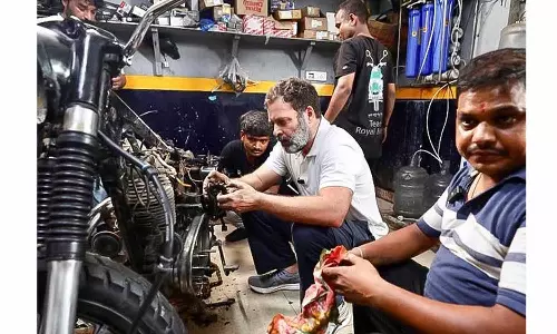 டூ வீலர் மெக்கானிக்காக மாறிய ராகுல் காந்தி - வைரலாகும் புகைப்படம்
