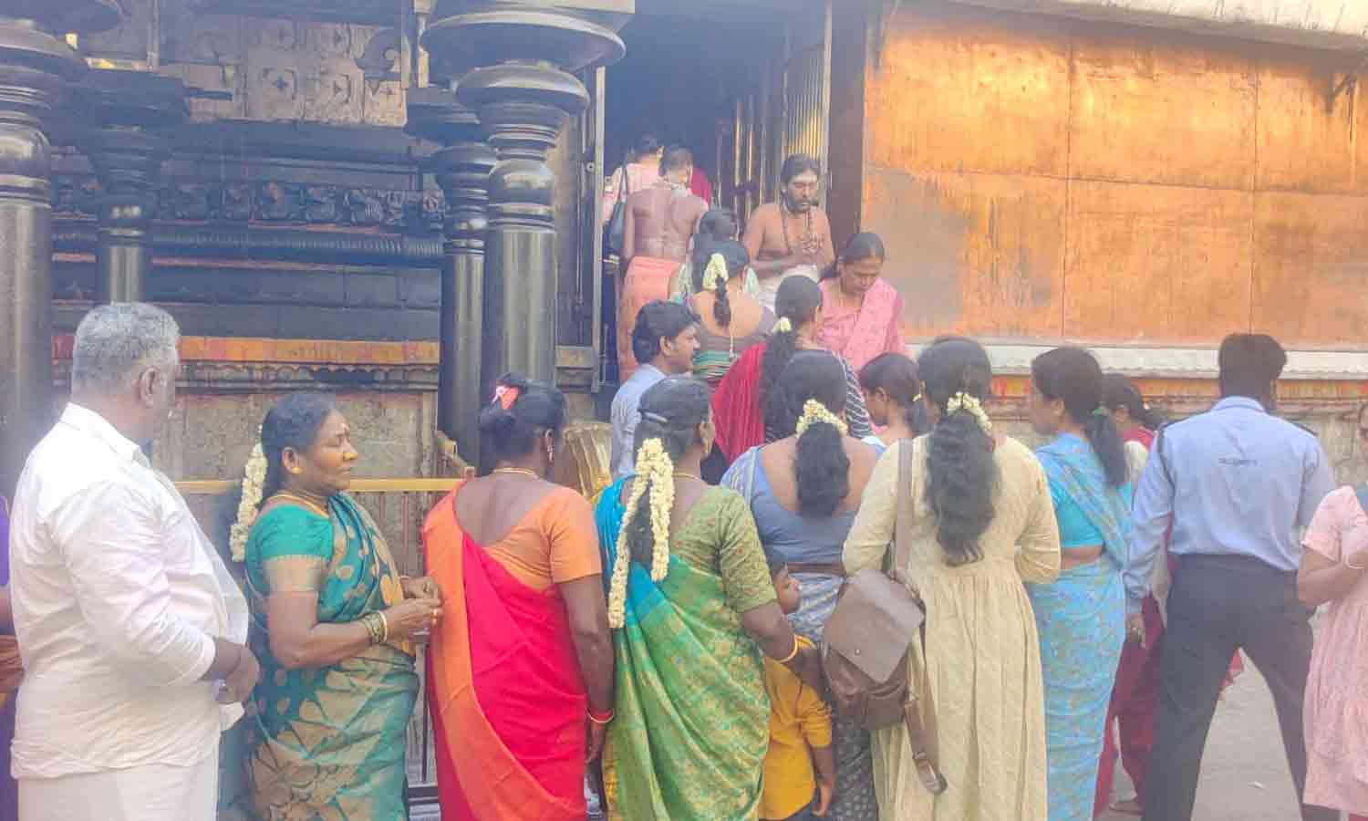 சிதம்பரம் நடராஜர் கோவிலில் கனக சபை மீது ஏறி பக்தர்கள் வழிபட 4