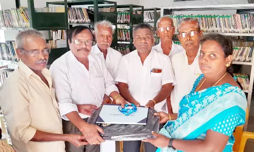 நூலக நண்பர்கள் திட்டத்தில்தன்னார்வலர்கள் 3 பேருக்கு அடையாள அட்டை