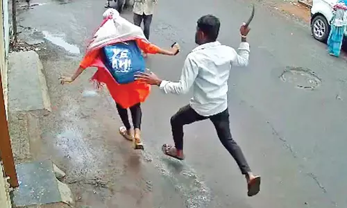 புனேயில் நடந்த அதிர்ச்சி சம்பவம்: கல்லூரி மாணவியை  ஓட ஓட விரட்டி வெட்டிய வாலிபர்