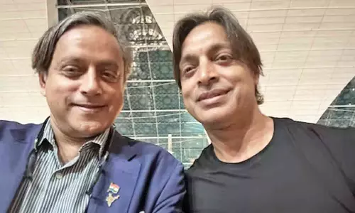 சோயிப் அக்தருடன் எடுத்த செல்பி புகைப்படத்தை பகிர்ந்த சசிதரூர்