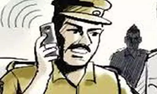 செந்துறை அருகே அமைச்சருடன் டிக் டாக் செய்ய முயன்ற 2 பேரை பிடித்து விசாரணை