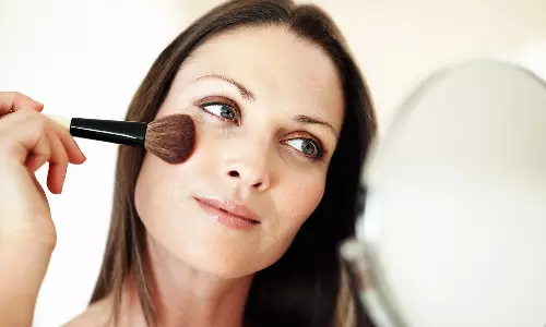 மேக்கப் போடுவதற்கு முன் சருமத்தை தயார் செய்வது எப்படி ?