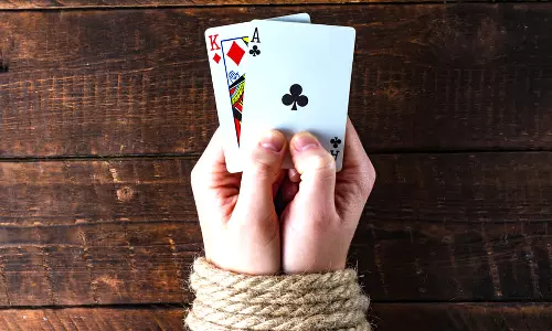 காங்கயத்தில் சூதாட்டத்தில் ஈடுபட்ட 4 பேர் கைது