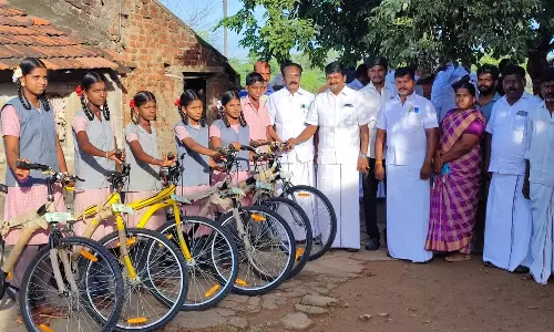 திருவேங்கைவாசல் ஊராட்சியில் சொந்த நிதியில் 6 மாணவர்களுக்கு சைக்கிள் வழங்கிய முன்னாள் அமைச்சர் விஜயபாஸ்கர்