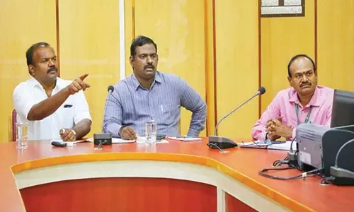 தூத்துக்குடி மாநகராட்சி பகுதிகளில் போக்குவரத்தை ஒழுங்குப்படுத்துவது தொடர்பான கலந்தாய்வு கூட்டத்தில் முக்கிய முடிவு - உடனடியாக செயல்படுத்த மேயர் உத்தரவு