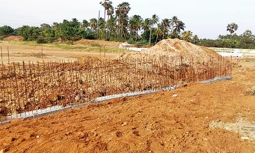 நீர் கொள்ளளவு குறைவதை தடுக்க  நாகல்குளத்தின் நடுவே பாலம் அமைக்க வேண்டும்- சமூக ஆர்வலர் மனு