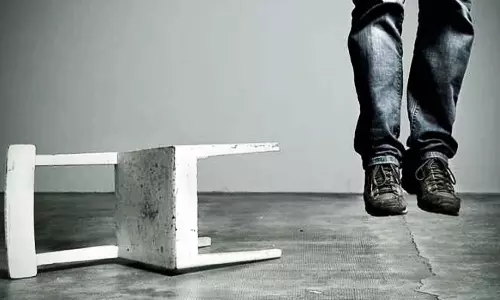 காதல் மனைவி பிரிந்து சென்றதால் ேமஸ்திரி தற்கொலை