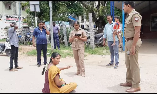 கணவரை போலீசார் தாக்கியதாக கூறி காவல் நிலையம் முன்பு இளம்பெண் தர்ணா