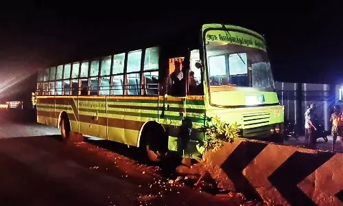 தடுப்பு சுவரில் அரசு பஸ் மோதி விபத்து