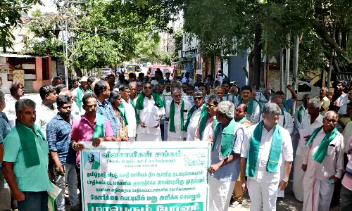 ேகாவையில் வீட்டு வசதி வாரிய அலுவலகத்துக்கு பேரணியாக சென்ற விவசாயிகள்